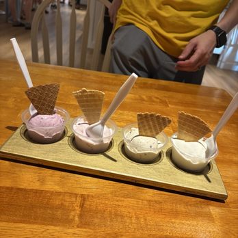 Marciano Ice cream - The flight. Blueberry, strawberry, Reese's and vanilla. - Ice Cream & Frozen Yogurt Near Me - Des Plaines, Illinois