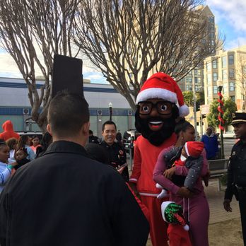 Fillmore & Turk Mini Park - Santa was steadily mobbed by littles - Parks Near Me - San Francisco, California Fillmore & Turk Mini Park - Santa was steadily mobbed by littles - Parks Near Me - San Francisco, California