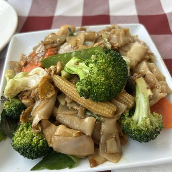 Bainbridge Thai Cuisine - Pad see ew - Thai Near Me - Bainbridge Island, Washington Bainbridge Thai Cuisine - Pad see ew - Thai Near Me - Bainbridge Island, Washington