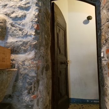 Belforte - Entrance to restroom (one) from bar area - Seafood Near Me - Vernazza, SP