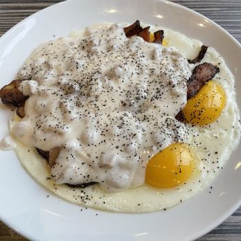 Siena Cafe - Gravy over eggs and bacon - Breakfast & Brunch Near Me - Irving, Texas