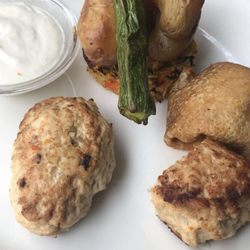 Tchekhov - Boulettes "Pojarskiyés" de poulet, préparées au four, légumes et sauce piquante.