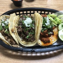 3 corn Tacos: carnitas, bistec and al pastor