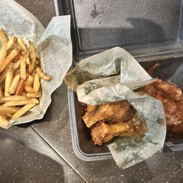 Fríes, atomic wings and hot honey wings.