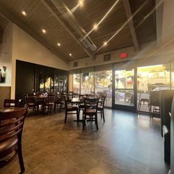 Distasio's On The Bay - Restaurant inside