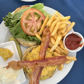 Boone Tavern Restaurant - Cheeseburger with fries. Really good. - Coffee & Tea Near Me - Berea, Kentucky