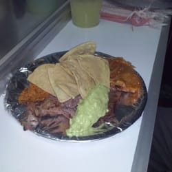 Cenaduría El Gordo - Platillo de carne asada, con totopos, guacamole, chicharrón y por supuesto la famosa agua de lima.