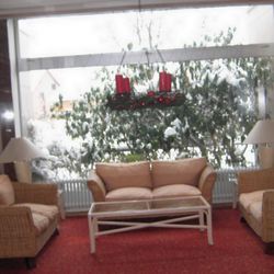 Hotel Alexandersbad - Eine Sitzgruppe am Eingang des Hotels
