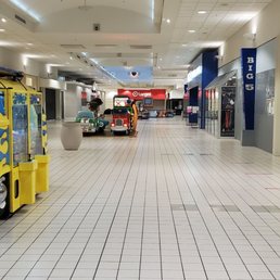 The mall was pretty empty. Very sad. The mall was pretty empty. Very sad.
