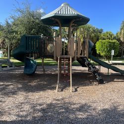 Burt Reynolds Park - A playground in shade