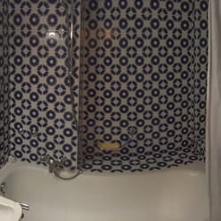 Best Western Hotel Century - A tiny bathroom...
