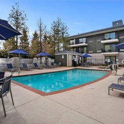 Howard Johnson Hotel&Conf Cntr by Wyndham Fullerton/Anaheim - Pool - indoor