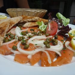 Restaurant les Glycines - Smoked Salmon + Toast plate