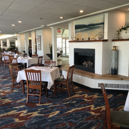 Lobby, gift shop, restaurant, bar, pool under construction (done soon they say). Lobby, gift shop, restaurant, bar, pool under construction (done soon they say).