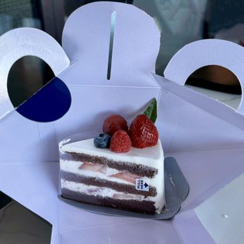 Paris Baguette - To-go slice of cake box - Bakeries Near Me - Hilton Head, South Carolina Paris Baguette - To-go slice of cake box - Bakeries Near Me - Hilton Head, South Carolina