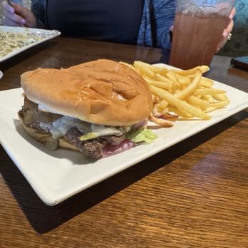 Anton’s Craft Kitchen - Bacon cheeseburger with homemade peach tea - Salad Near Me - Oklahoma City, Oklahoma