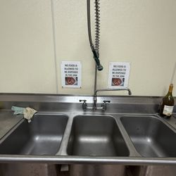 Golden Gate Banquet Hall - Nasty Kitchen sink area