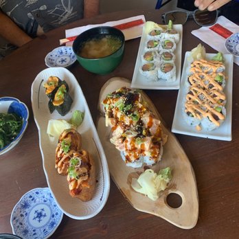 Sushi Kaunta - Seaweed salad, spicy inari, uni, Seattle roll, lava roll and more - Japanese Near Me - Kent, Washington