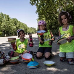 Club Tres60 - Grupo de patinaje para niños. Petos amarillos