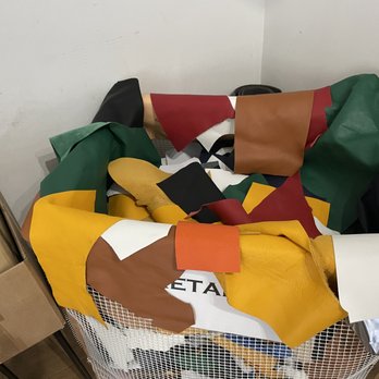 Cuero en Sevilla - Algunos retales que venden al peso. - Leather Goods Near Me - Seville, SE