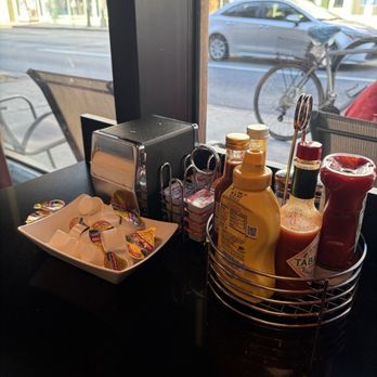 Russell's - Table area - American Near Me - Pasadena, California