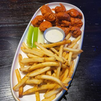Dave & Buster's Long Beach - Boneless hot wings and fries - American Near Me - Long Beach, California