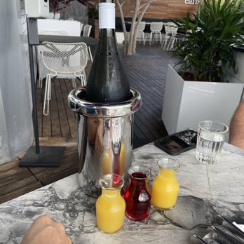 Earls Kitchen + Bar - Bottomless mimosa - New American Near Me - Orlando, Florida