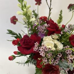 Flowers 'a La Carte - Vday - Burgundy/Reds arrangement in vase - Standard