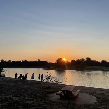 Lake Balboa/Anthony C. Beilenson Park - View of lake at sunset - Parks Near Me - Van Nuys, California Lake Balboa/Anthony C. Beilenson Park - View of lake at sunset - Parks Near Me - Van Nuys, California
