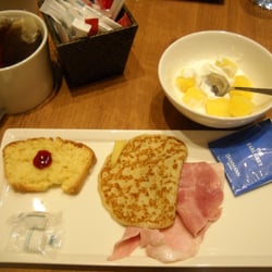 Hôtel Ibis - Quatre-quart a/confiture, p't crêpe a/jambon, yaourt a/ananas; breakie bread w/jam, mini crêpe w/ham, whole yogurt w/pineapple