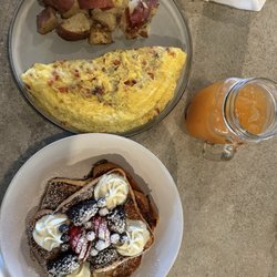 Zava Cafe - Denver Omelette with Turkey Bacon, Berry French Toast, and Sunny Citrus cold pressed from the bottle of Pur cold-pressed company