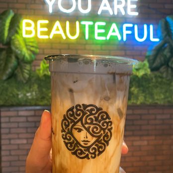 Vannie’s House - Brown Sugar Butterfly Pea Iced Lava Milk (Large) - Bubble Tea Near Me - Aurora, Illinois Vannie’s House - Brown Sugar Butterfly Pea Iced Lava Milk (Large) - Bubble Tea Near Me - Aurora, Illinois
