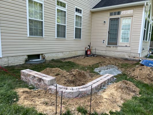 New patio with seat wall 2023 - New patio with Cambridge materials New patio with seat wall 2023 - New patio with Cambridge materials