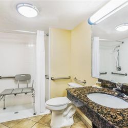 Days Inn by Wyndham Fort Lauderdale-Oakland Park Airport N - ADA Bathroom