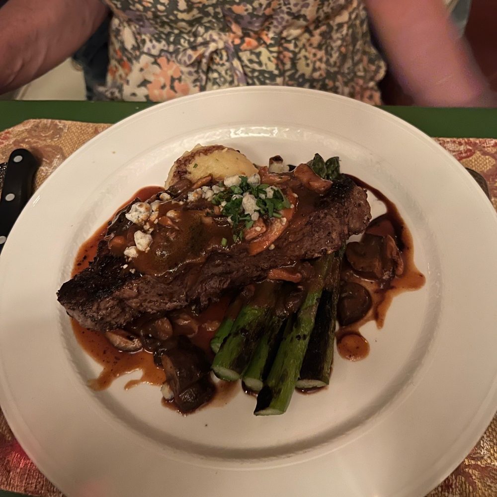 Deetjen's Restaurant - NY Strip and yummy asparagus - American Near Me - Big Sur, California Deetjen's Restaurant - NY Strip and yummy asparagus - American Near Me - Big Sur, California