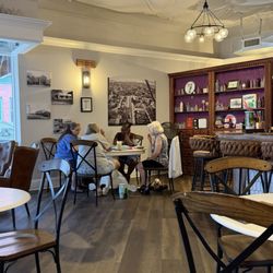 This was a nice little place to have some great toast, drinks, and play a board game.