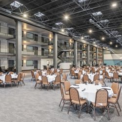 Holiday Inn & Suites - Saint Cloud - Atrium with rounds