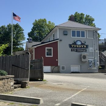 Tubby's - Behind the shop - Ice Cream & Frozen Yogurt Near Me - Wayne, Maine
