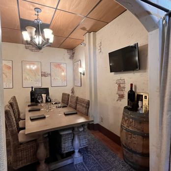 Adobe Road Wines - Quaint private room for tastings - Wine Tasting Room Near Me - Petaluma, California