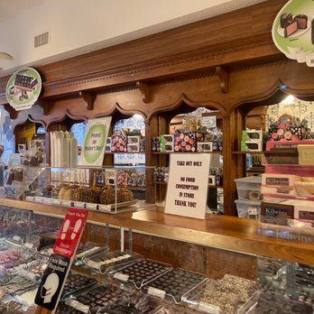 Kilwins Ice Cream - Chocolate - Fudge - a display of sweets - Ice Cream & Frozen Yogurt Near Me - Fort Lauderdale, Florida Kilwins Ice Cream - Chocolate - Fudge - a display of sweets - Ice Cream & Frozen Yogurt Near Me - Fort Lauderdale, Florida