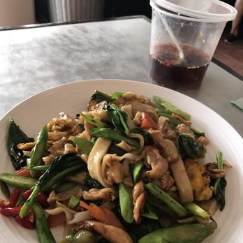 Sabb Thai - Pad See Ew w/gai (chicken) - chili peppers in soy & fish sauce condiment in back - Thai Near Me - Honolulu, Hawaii