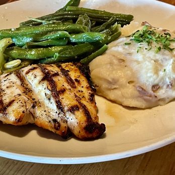 Applebee's Grill + Bar - Grilled Chicken Breast and Garlicy Green Beans and Mashed Potatoes - American Near Me - Corbin, Kentucky