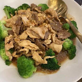 Sisters Thai  - Garlic Lovers with Chicken and Beef! Tofu is available for my vegan/vegetarian friends - Thai Near Me - Alexandria, Virginia