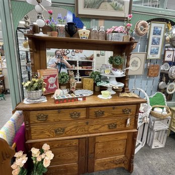 America's Antique Mall - Antiques Near Me - Melbourne, Florida