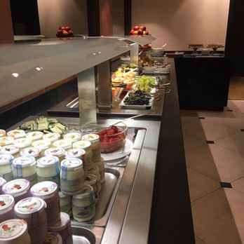 Palazzo Veneziano - Yogurt bar with berries - Hotels Near Me - Venezia, VE