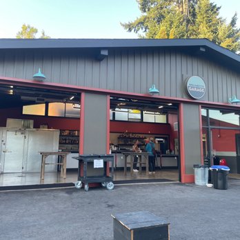 Willamette Garage - Roll up and grab a cocktail inside - Food Trucks Near Me - West Linn, Oregon