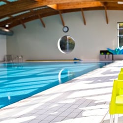 Châteauform' - Un vrai campus avec piscine pour se détendre après les conférences.