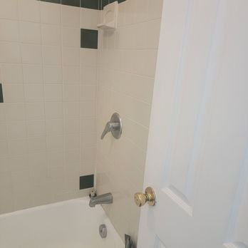 Aztec Motel - Clean motel bathroom - Hotels Near Me - Wildwood, New Jersey