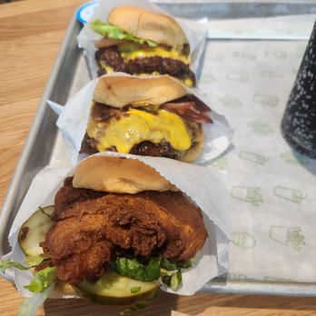Shake Shack Des Peres - Burgers and chicken sandwiches - Burgers Near Me - Saint Louis, Missouri Shake Shack Des Peres - Burgers and chicken sandwiches - Burgers Near Me - Saint Louis, Missouri