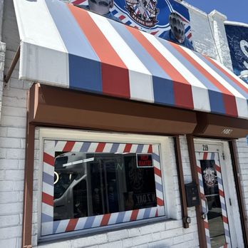 Master Kutz Allstar Barbershop - Exterior of the shop, right on NW 36th Street - Barbers Near Me - Miami, Florida Master Kutz Allstar Barbershop - Exterior of the shop, right on NW 36th Street - Barbers Near Me - Miami, Florida